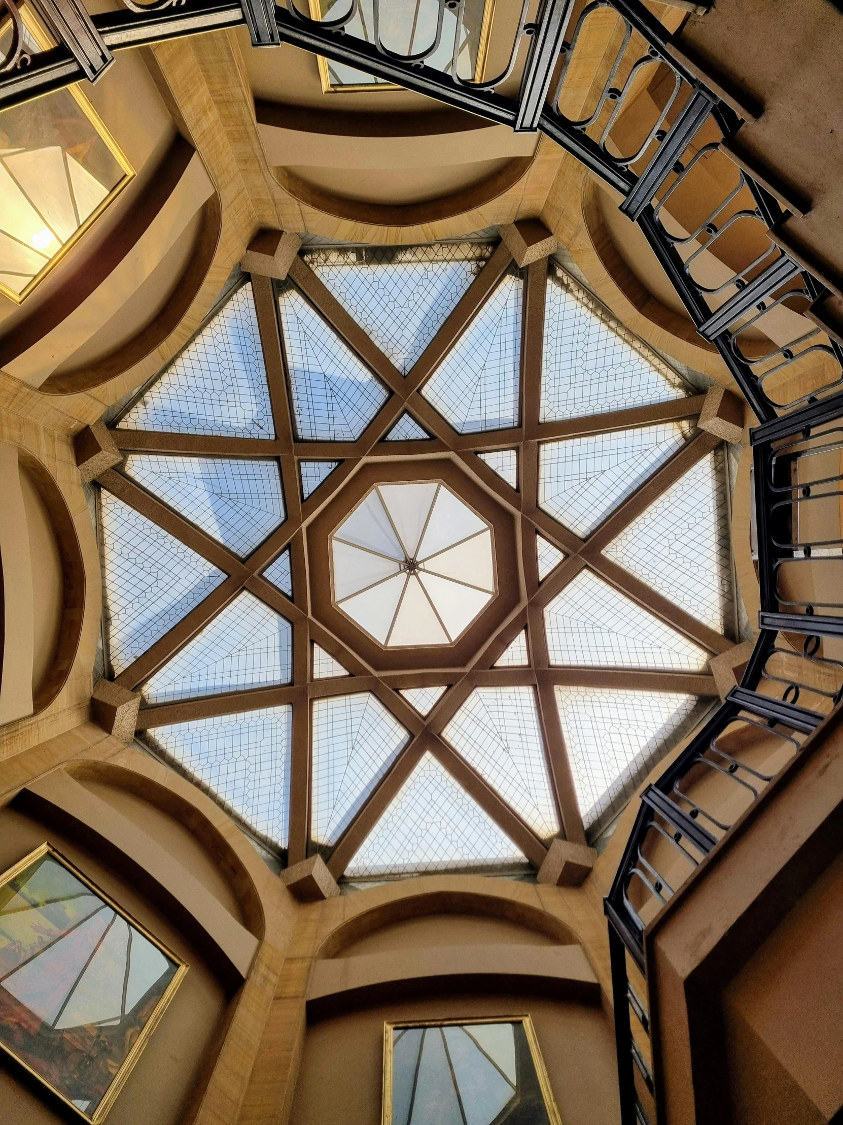 an artistic view of a ceiling made with mirrors