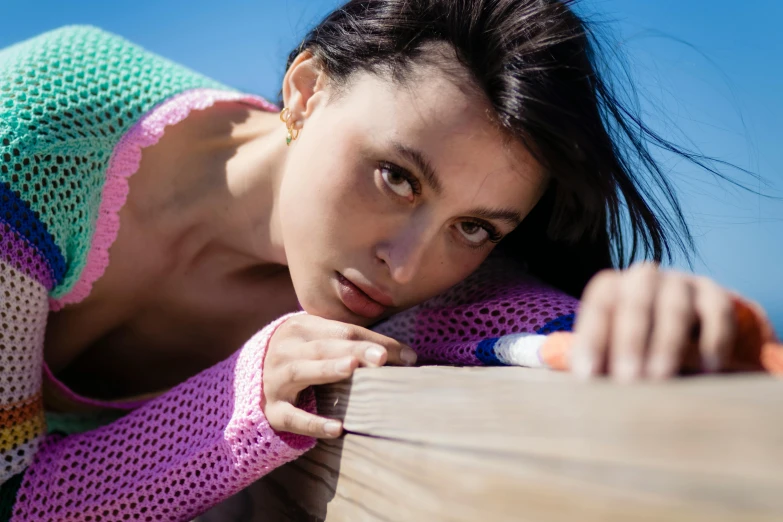 the woman is leaning on the ledge while holding on to the rail