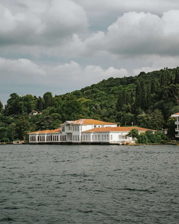 there are several houses built on a dock in the water