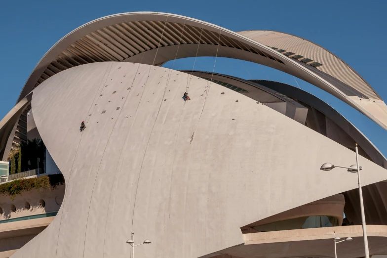 this is a tall building that has a roof and curved facade