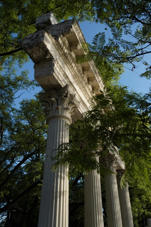 this is a po of some tall columns