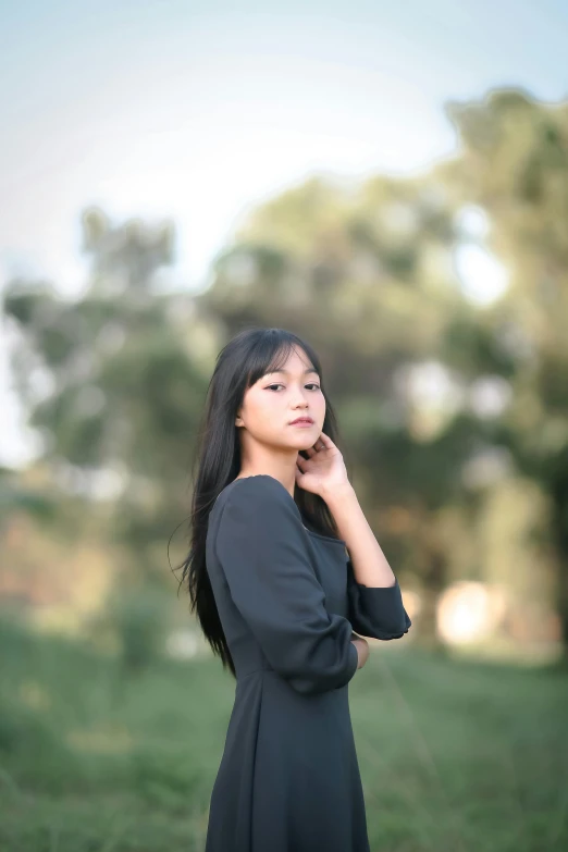 the woman is posing for a picture in the field