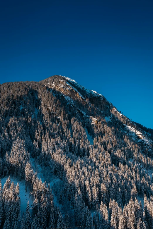 a mountain is shown with lots of snow on it