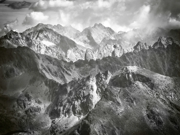 the black and white po shows the mountainous mountain range