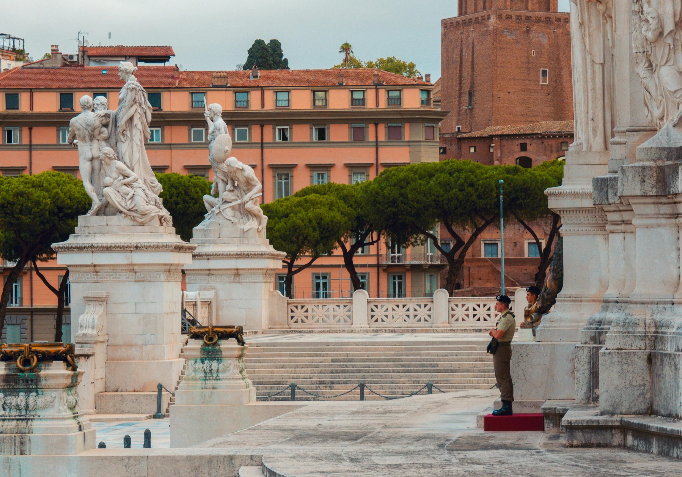 the monument has two statues on it