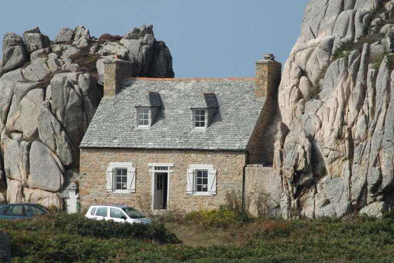 a stone house with a roof made out of rocks