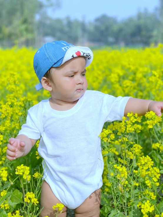 the little boy is playing in the flowers