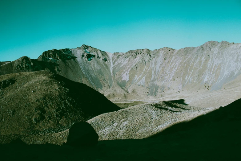 a po of a snowy mountain top and a sky view