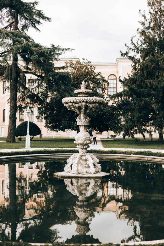 there is a statue that is in the center of the pool