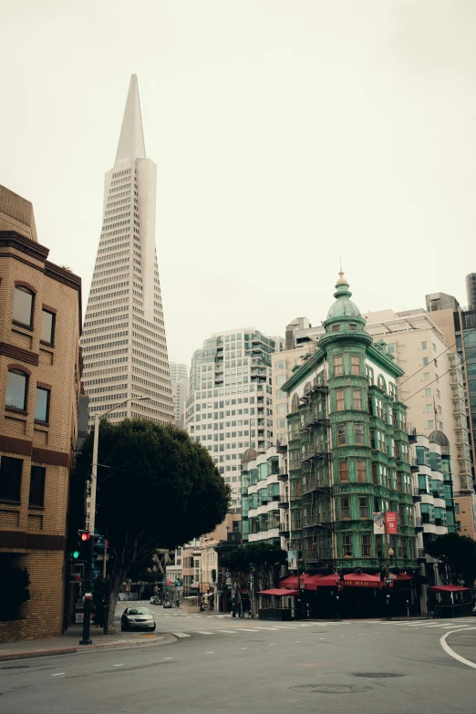 a tall city building sitting between two buildings