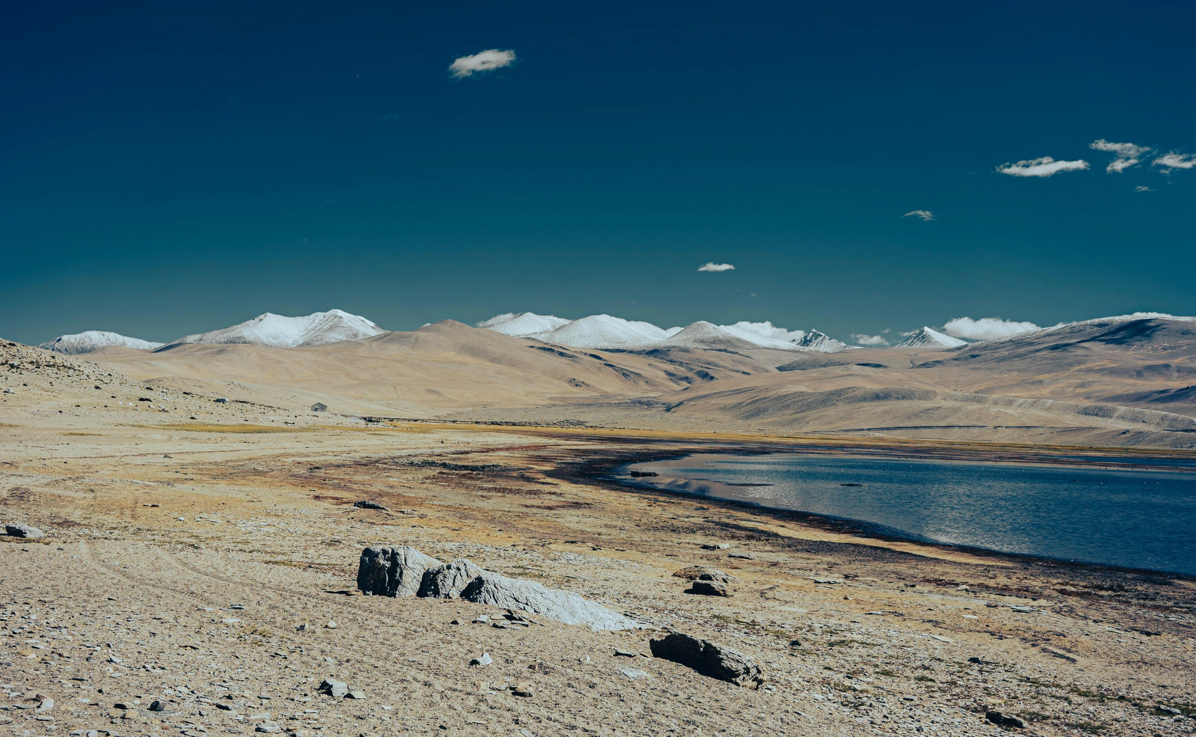 there are many mountains that are on this beach