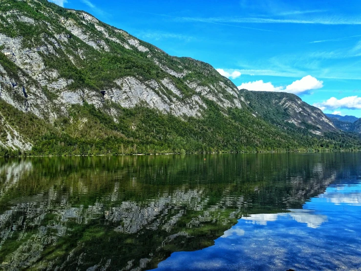 a mountain that is sitting on top of a lake