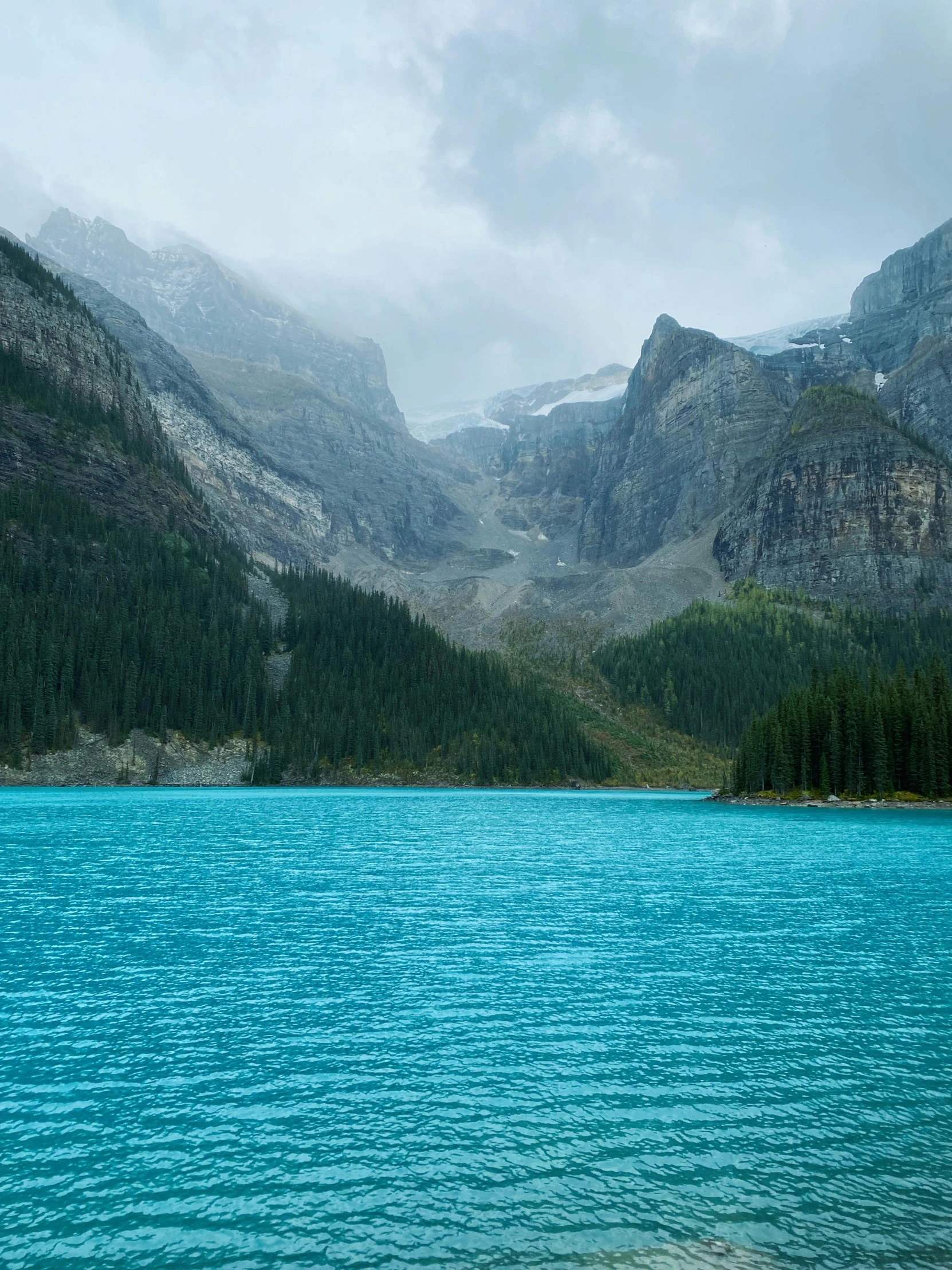 there is an image of the blue water in the mountains