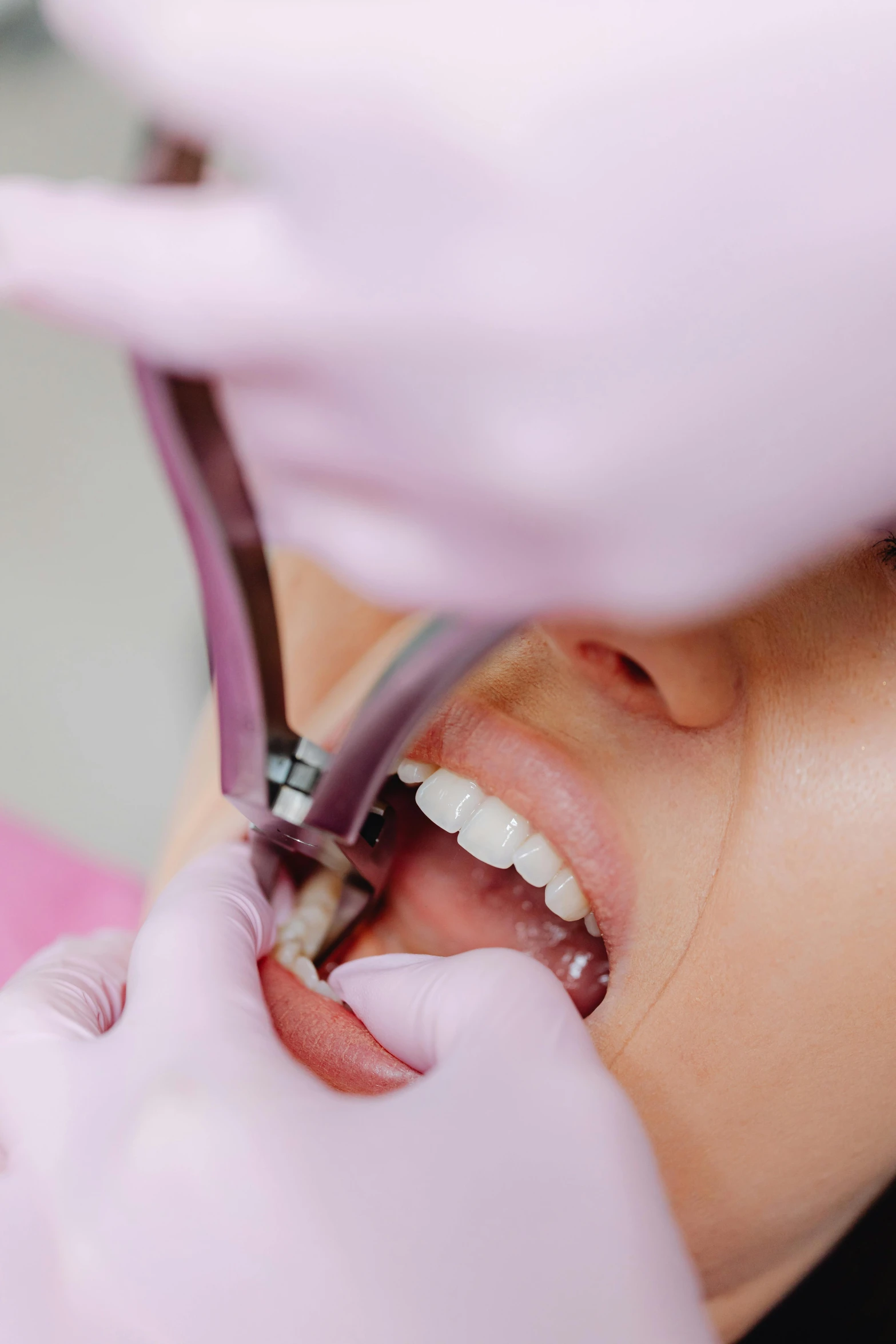 an asian woman is at the dentist doing soing