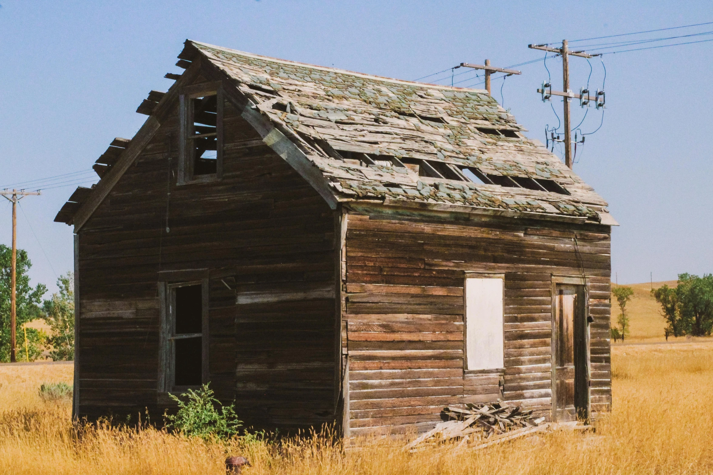 an old building in the middle of nowhere with a sky background