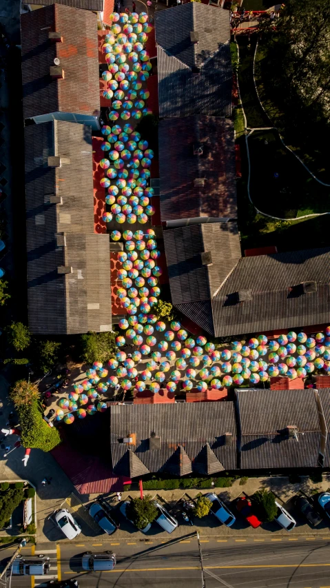 a bunch of balloons that are on top of a building