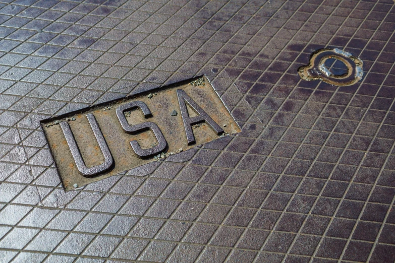 an upside down picture of a usa street sign