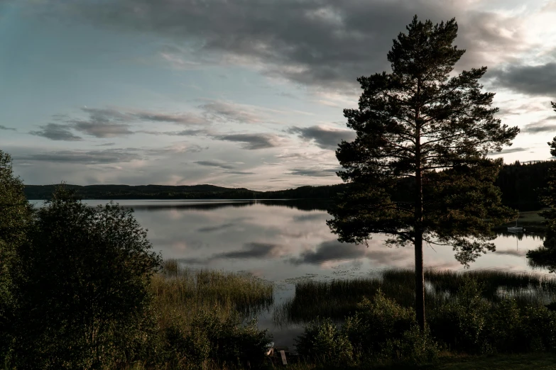 there is a lot of cloud in the sky over a lake