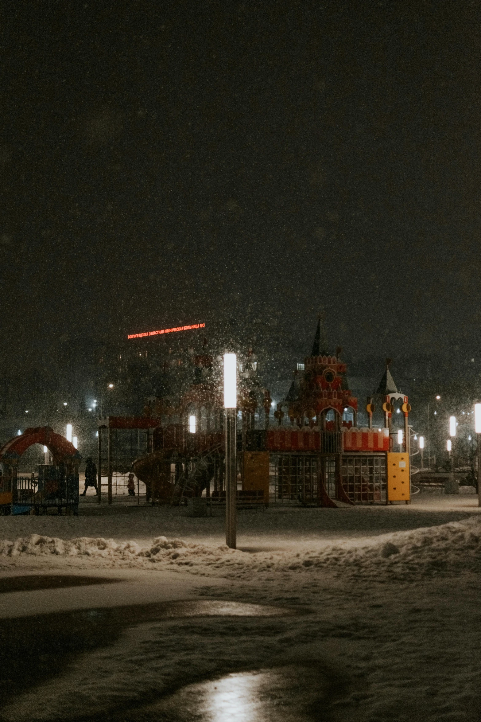 an image of night scene in the snow