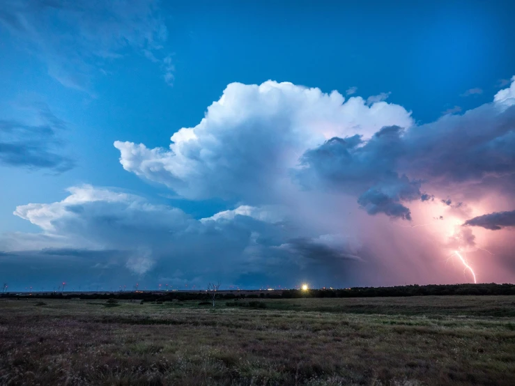 a very large cloud that is in the sky