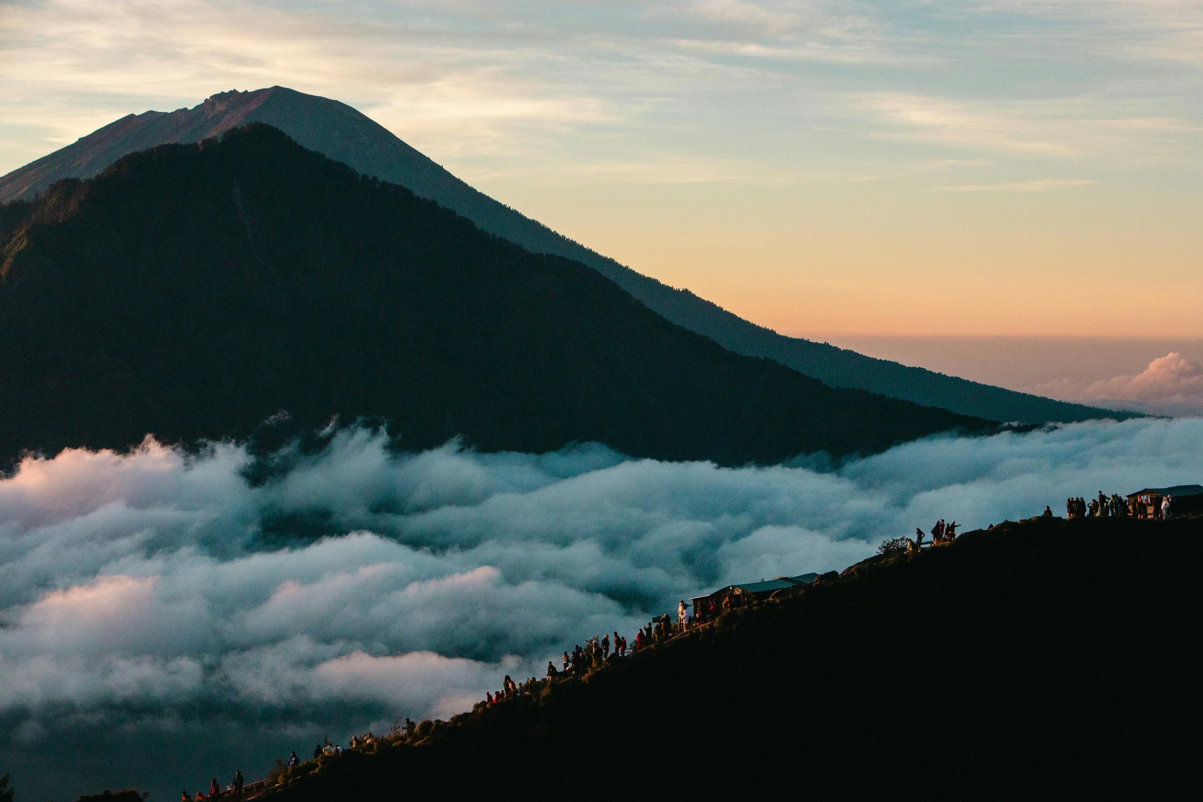 the view of a mountain that appears to be shredding