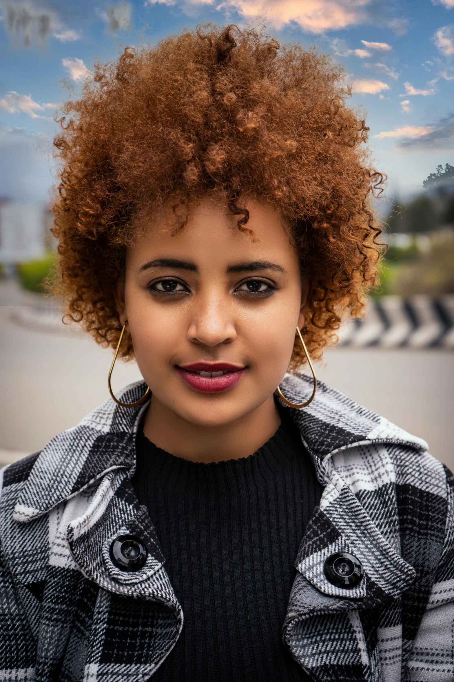 a young woman is posing for a pograph