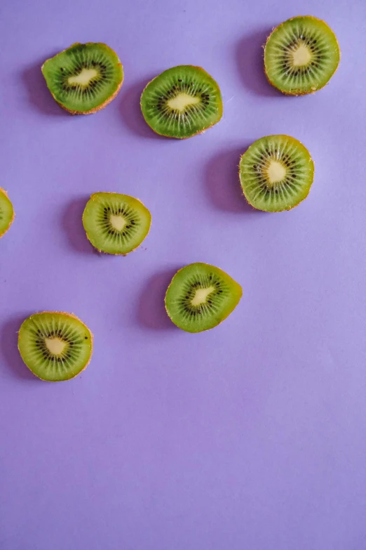 five pieces of kiwi sitting in the middle of a circle