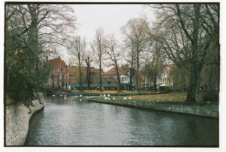 a river runs through the middle of a city