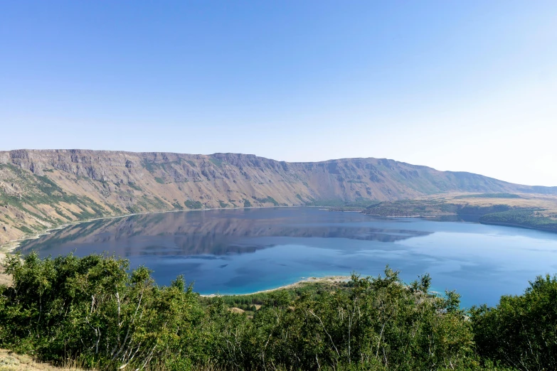 there are mountains that have been built around a lake