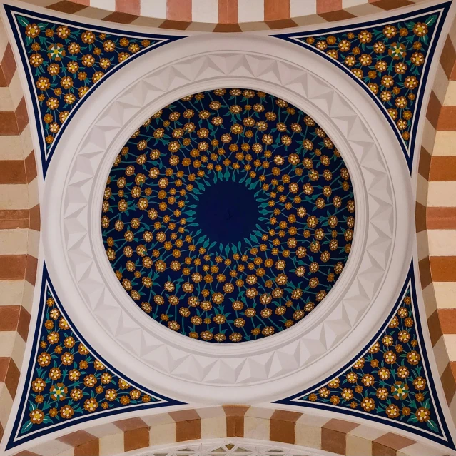 a circular pattern is shown on the ceiling