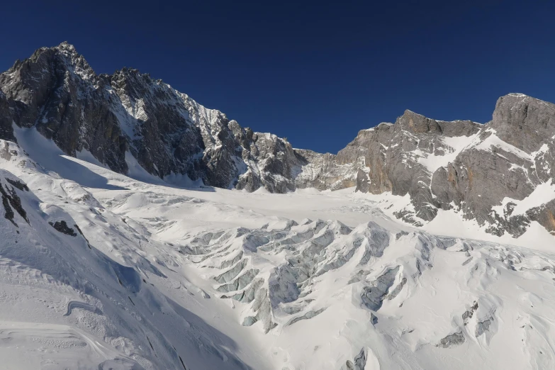 there is a man that is standing on the snowboard