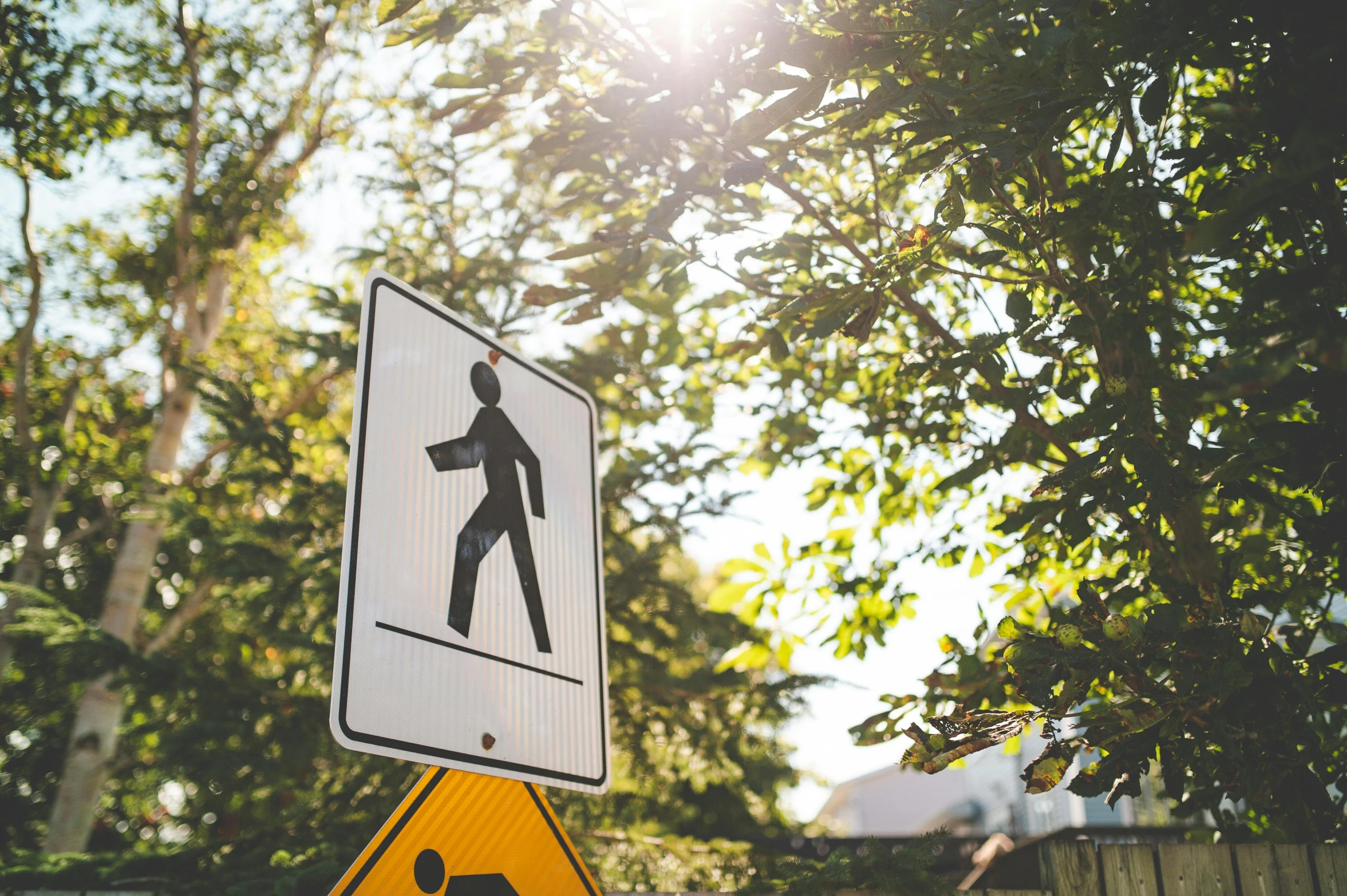 street sign warning people of walking ahead and not to cross the street