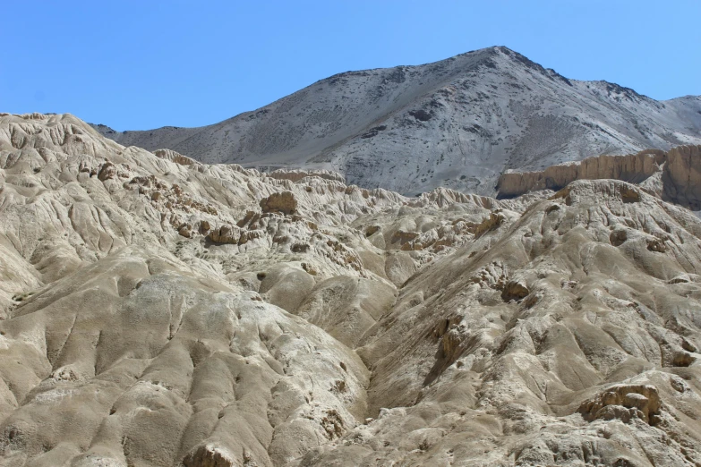 an image of many layers of rock in the desert