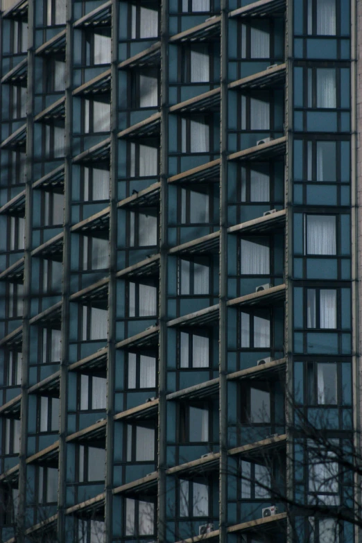 a tall building with windows and no traffic in front of it