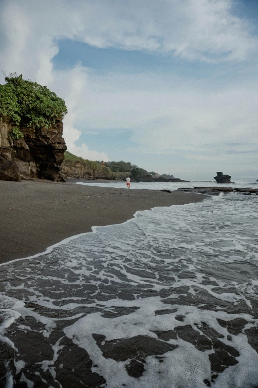 there are waves coming out of the water on the beach