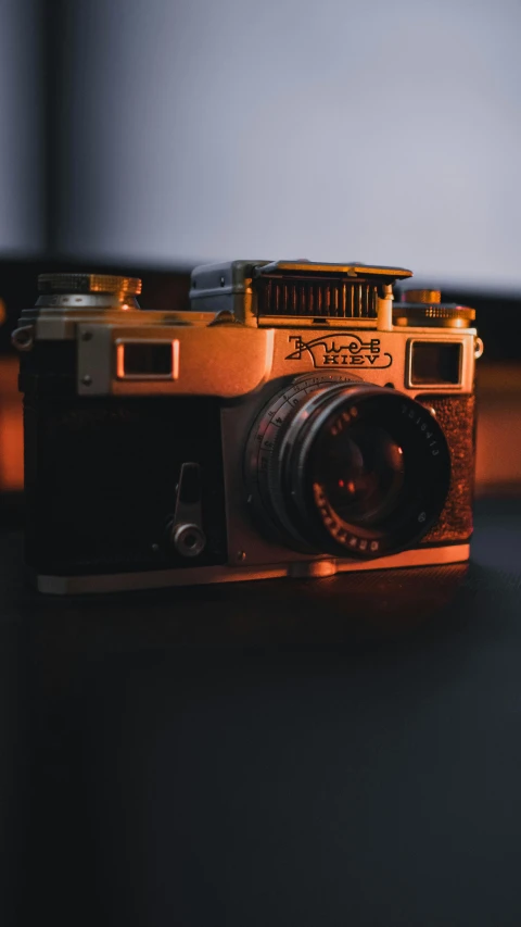 an old fashioned camera sitting on top of a table