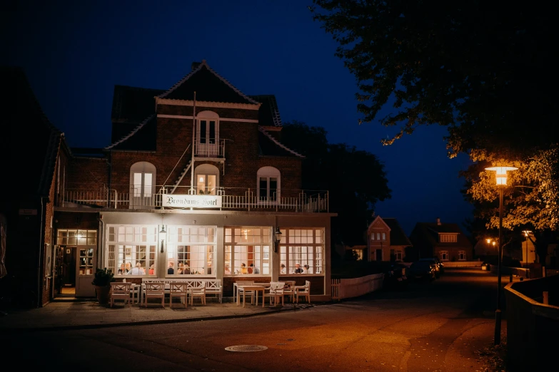 a night view of an outside restaurant area