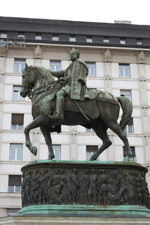 a statue is shown of a man on a horse