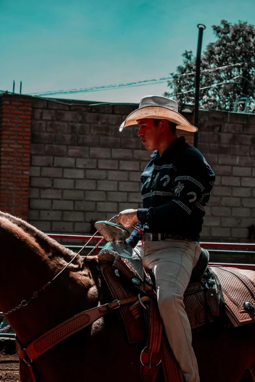 a man on a horse riding around a track