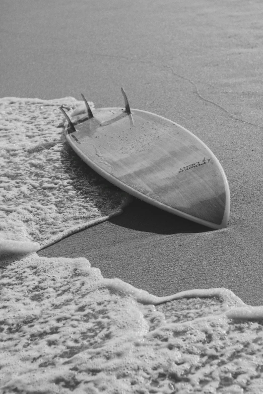 an image of a surfboard on the beach