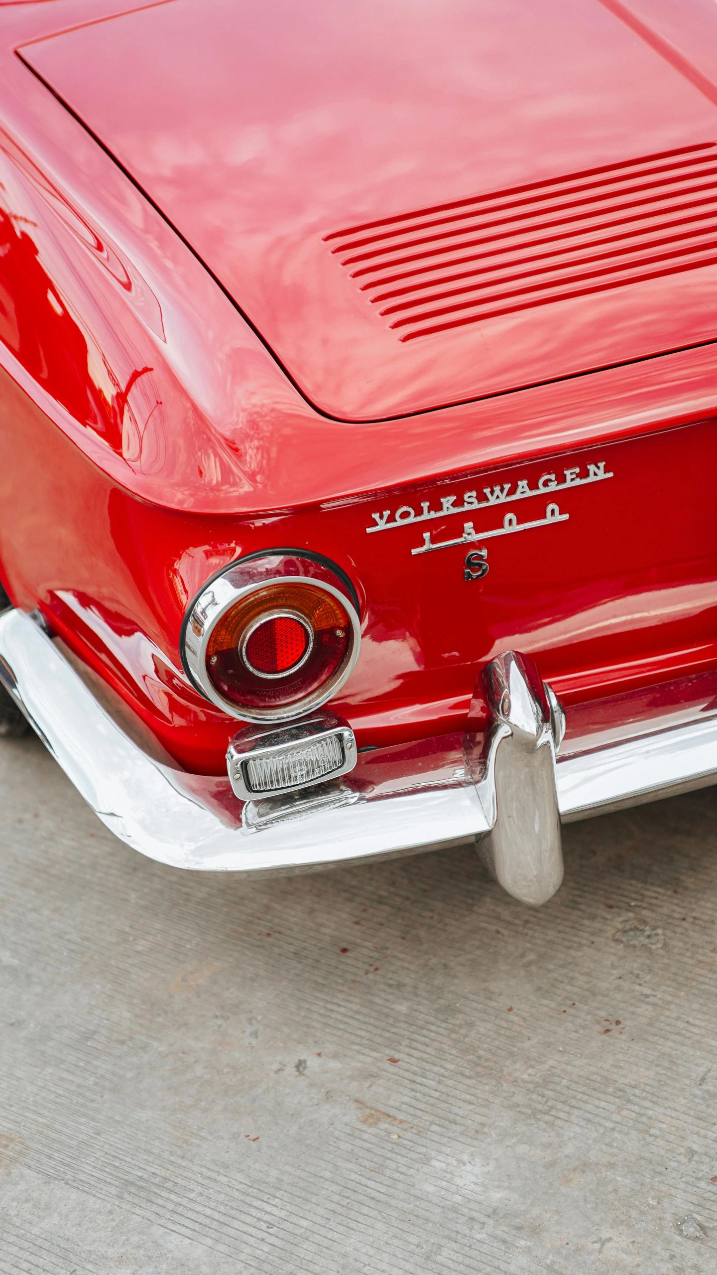 the tail end of an old fashion red car