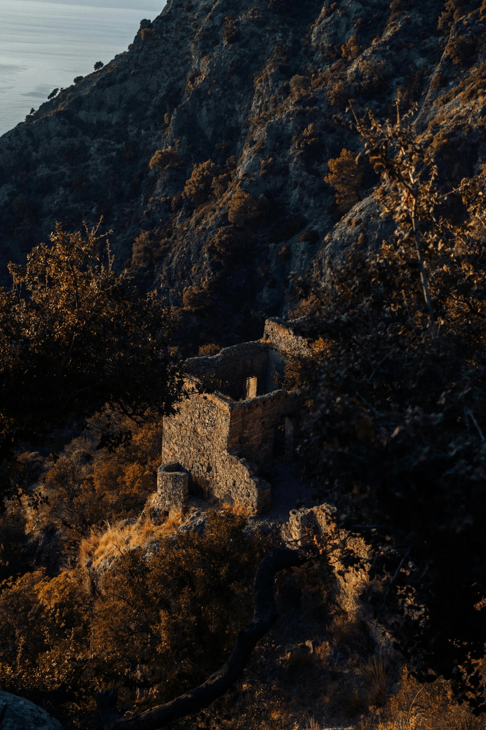 a very pretty house sitting near a large mountain