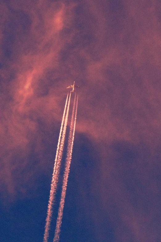 there are two planes that are flying in the sky