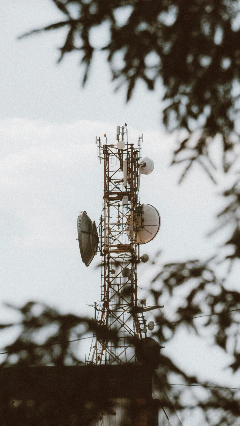 a tall tower sitting between two radio antennas