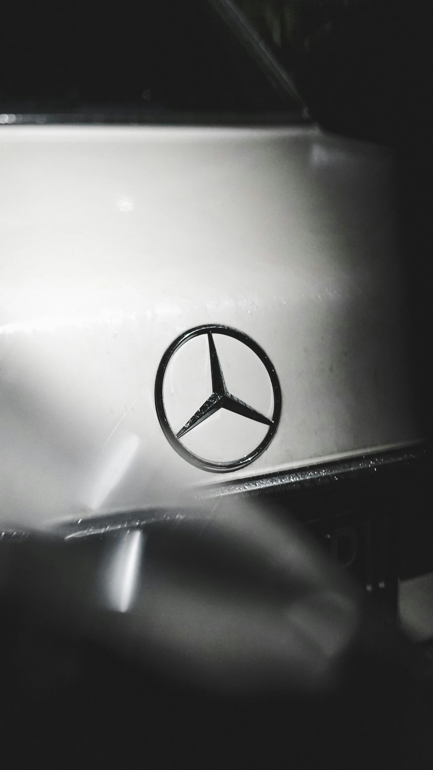 a mercedes emblem on the grill of a car