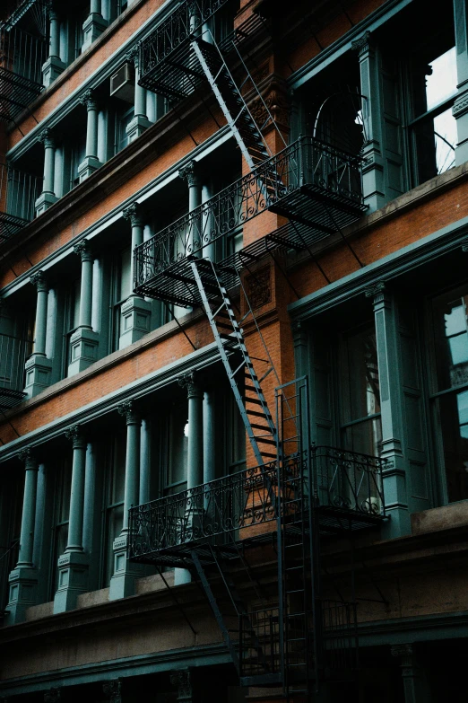 a fire escape is sitting on the side of an apartment building