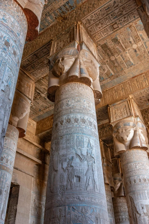 a close up of a very large pillar