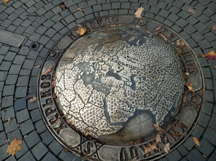 the top of a manhole cover is painted in mosaic tiles