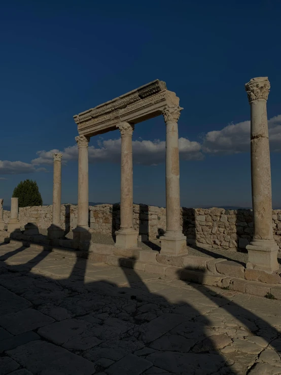 an arch and columns in a roman ruins