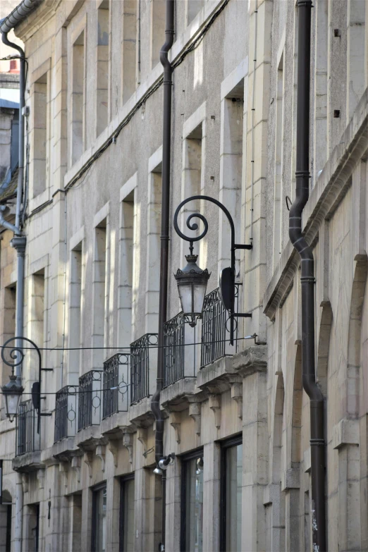 an empty lamp post on the side of a building